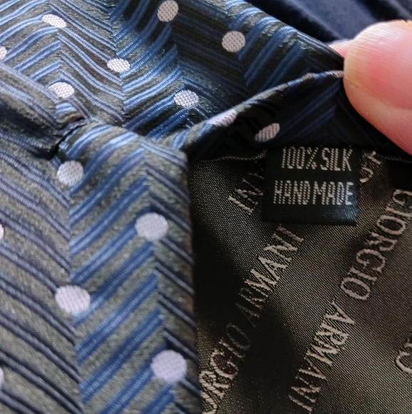 Giorgio Armani Tie Set includes cufflinks and pocket hankie - 100% silk - Picture 9 of 9